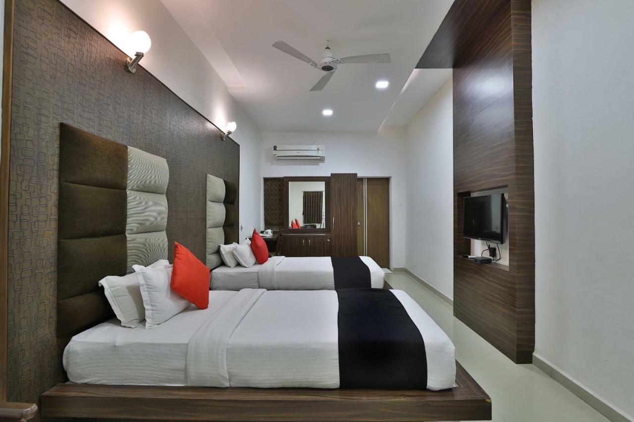 Banyan Paradise Resort Vadodara Bagian luar foto